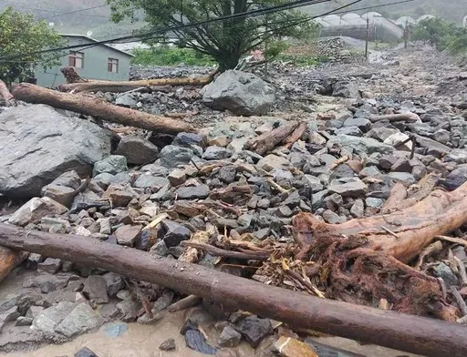 南投信義爆發土石流!投95線道路中斷 東埔溫泉區成孤島