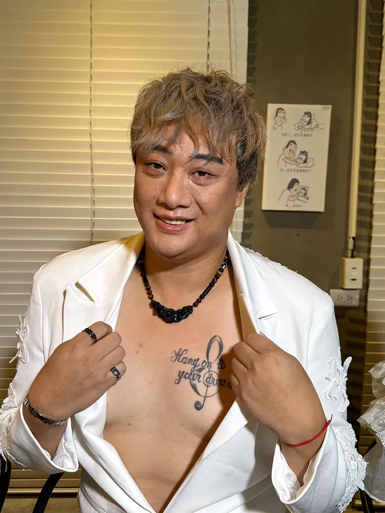 蘇柏臻秀出胸口刺青。林丞偉攝