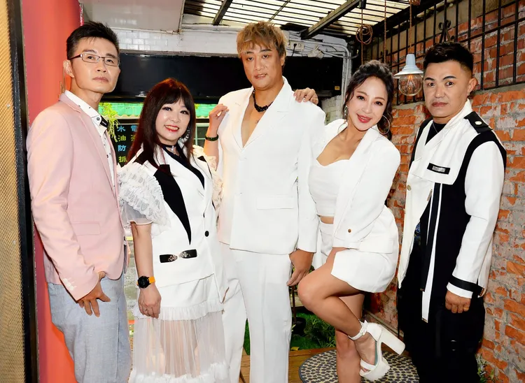 歌手(左起)張維佑，何華，蘇柏臻，妞妞，魏正豪，感情像一家人，彼此鼓勵。酷思玩娛樂提供