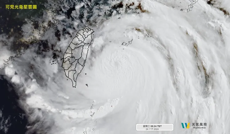 光雲圖已可看見細小的颱風眼。翻攝「天氣風險 WeatherRisk」臉書