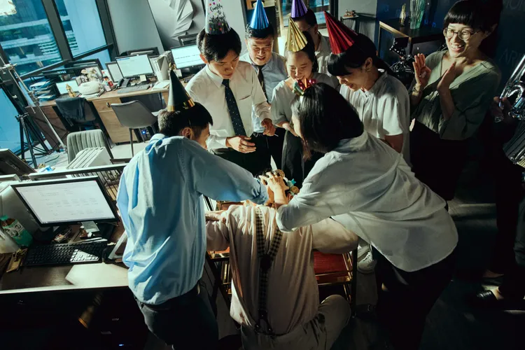 曾博恩被壓頭埋入生日蛋糕。CATCHPLAY+提供