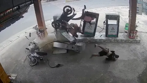 驚悚影片|3貼機車撞進加油站4人重傷 僅他閃避點滿逃過一劫