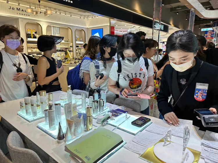 化粧品管理今（1日）起廢止查驗登記，皆需登錄才能販售及贈送等。資料照