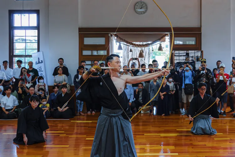 現場表演射禮，展現日本弓道的精神。文化局提供