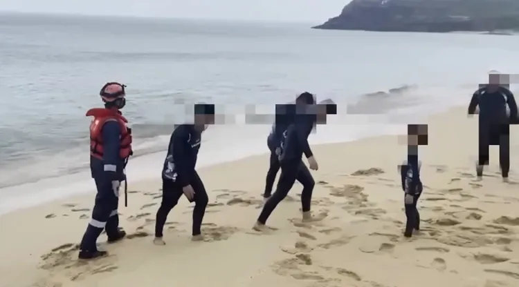 岸巡人員勸離民眾。海巡署提供