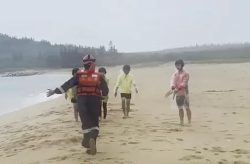澎湖已發禁制令 還有人不怕死岸邊戲水!海巡人員進行勸離