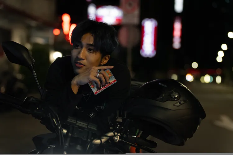 婁峻碩《愛情城事》為圓夢斜槓跑外送。華映娛樂提供