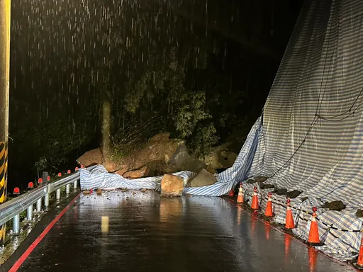 新北三峽台114縣道土石坍方 雙向無法通行將連夜搶修