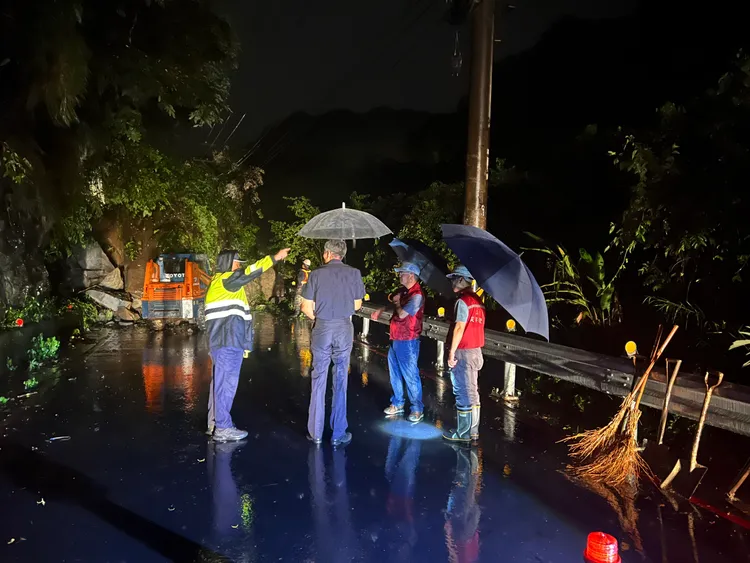 三峽分局長劉文雄與三峽區長施玉祥前往現場勘災。警方提供