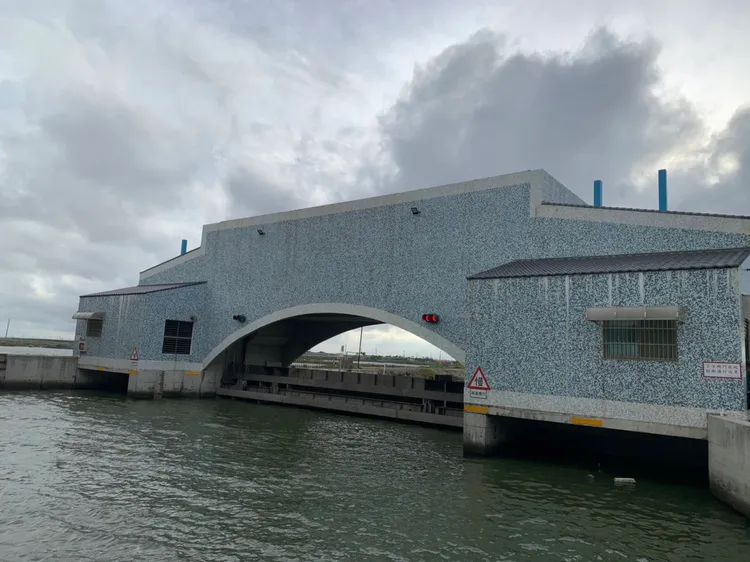 七股六成防潮閘關閉，以降低海水倒灌。南市府提供