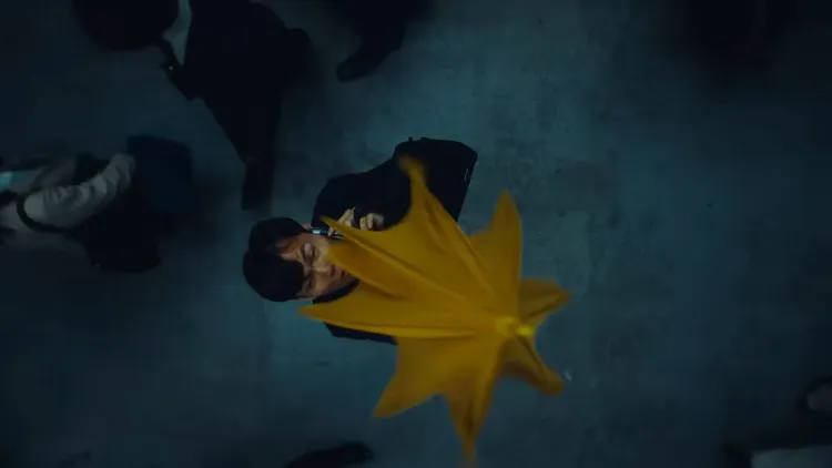 《Delusion:All》MV以社會抗爭為主題，一個亞洲臉孔男子首先打開黃傘。翻攝ONE OK ROCK YT