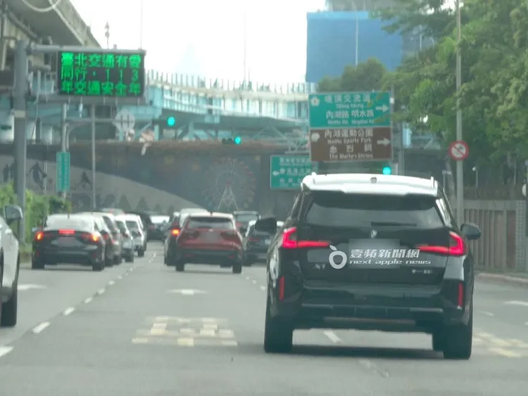 陳世念駕駛216萬起的黑色BMW X1，切換車道未打方向燈。特勤中心攝