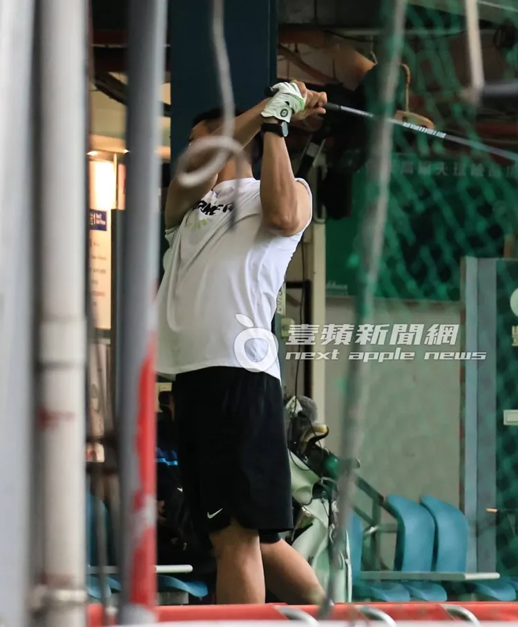 開始繼續打球前，陳世念先背對球場練習揮桿。特勤中心攝