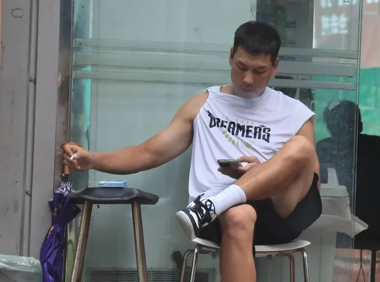 陳世念菸癮相當重，抽了第4根才看手錶要準備收尾。特勤中心攝