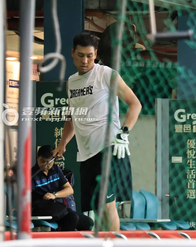 陳世念戴好手套，調整好站姿準備擊球。特勤中心攝