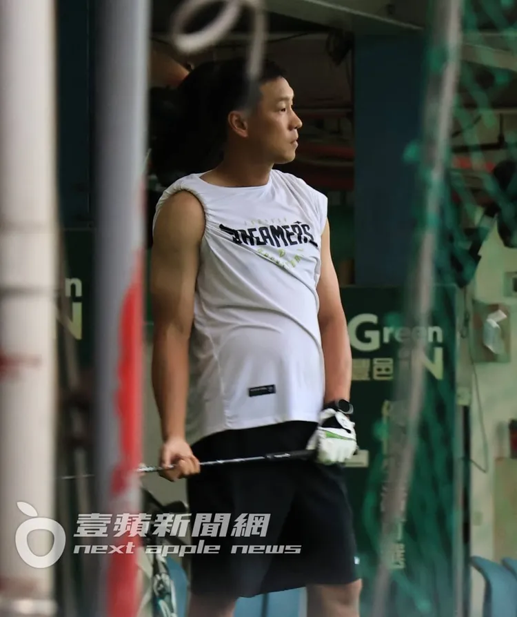 揮桿完畢，陳世念看著小白球的落點，40歲的他凸肚稍微顯眼。特勤中心攝