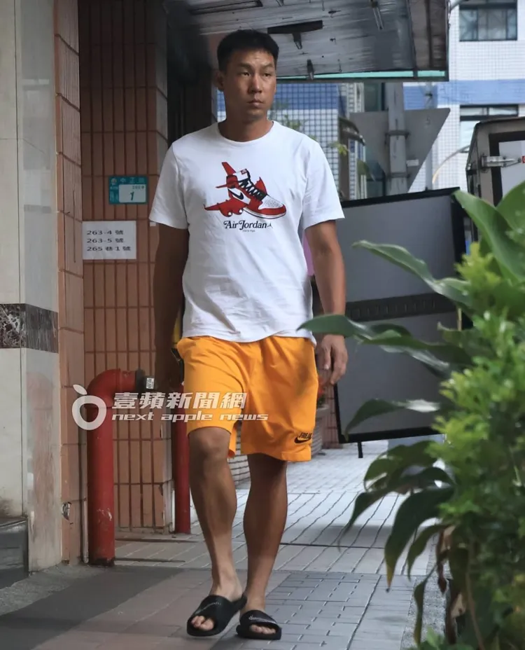 返家後再出門，陳世念將車停進地下室後，一連到2家店外帶便當，再走回另一個家。特勤中心攝