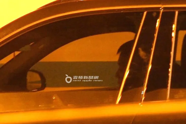 仔細看陳世念專注的看著手機，而不是前方道路。特勤中心攝