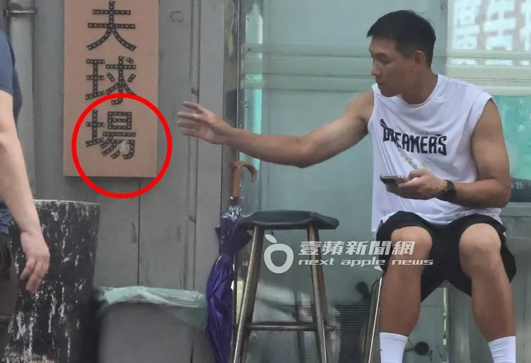 抽完菸，陳世念熟練地將菸屁股丟入專用垃圾桶。特勤中心攝