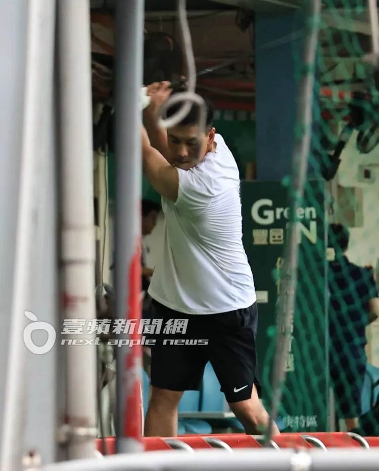 陳世念熟練地看著小白球，轉動身體準備揮桿。特勤中心攝