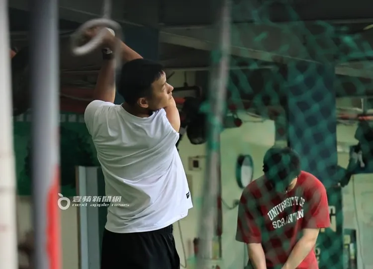 陳世念繼續認真揮桿，暫時忘掉聯盟合併的煩惱。特勤中心攝