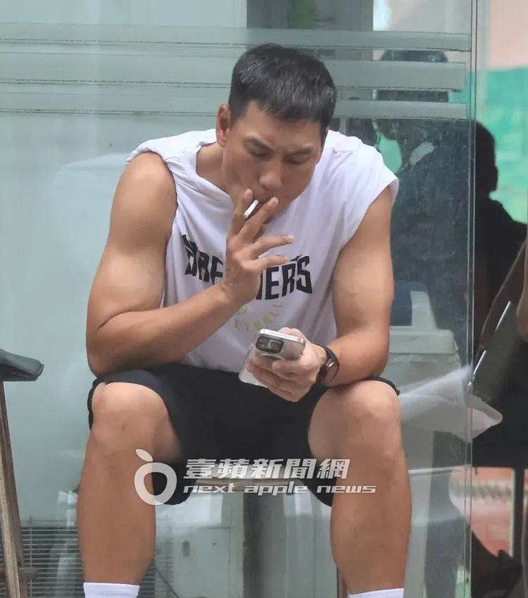 陳世念出來抽菸已抽3根。特勤中心攝