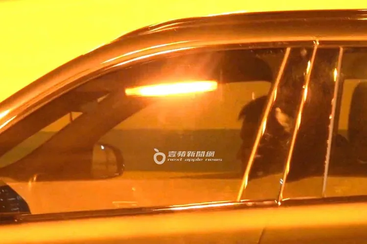 過了一會，陳世念甚至雙手拿著手機，似乎是開啟輔助駕駛。特勤中心攝