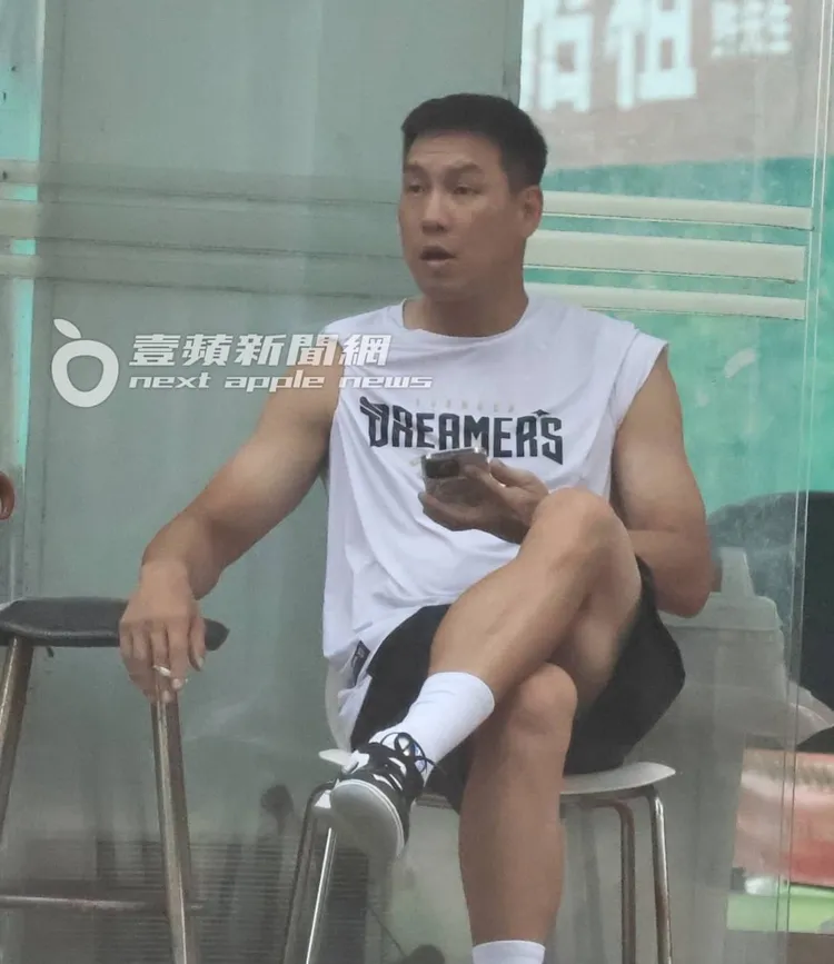 遇到熟人，陳世念手夾著菸打招呼。特勤中心攝