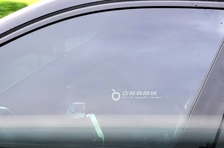 出隧道後，陳世念依舊滑著手機，似乎有什麼重要的事得處理。特勤中心攝