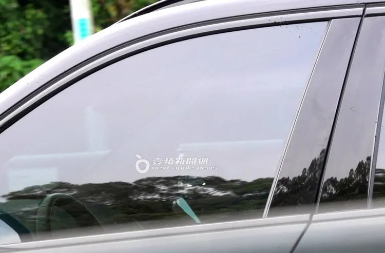 陳世念開車期間緊緊握著手機，久久不放手。特勤中心攝