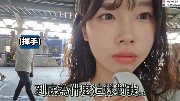 男子故意後女網紅後方揮手。翻攝自 YouTube「小熙xiaoxi 샤오시」