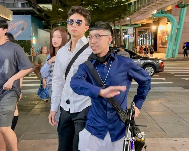 孫安佐（左）6月16日凌晨，跟經紀人帶著「瓦斯火槍」去信義區夜店跑趴。資料照片