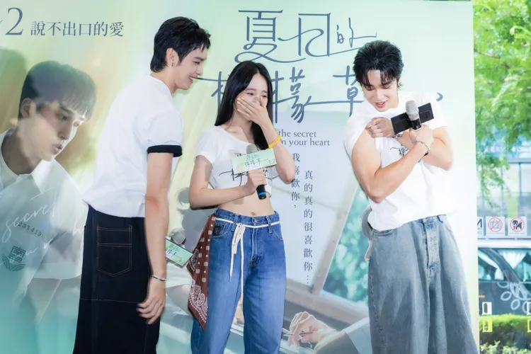 婁峻碩（右）大秀二頭肌。百薇國際娛樂提供