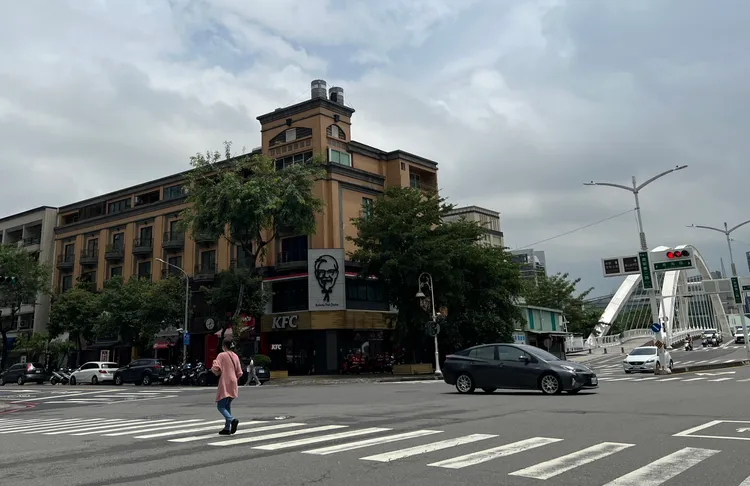 美術館與中都僅一橋之隔，中都重劃區具低密度開發，但卻緊鄰豪宅區優勢。葉家銘攝