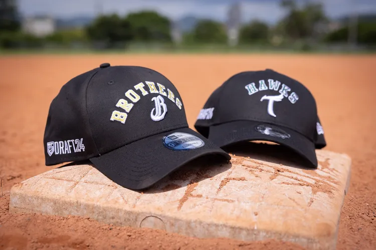 側邊刺有結合本壘板形狀、數字35與棒球小人的CPBL 35周年LOGO。品牌提供