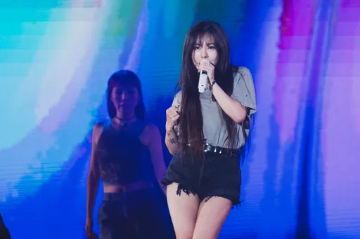 「MAMAMOO」輝人超短熱褲現身港都 害羞濕身了「身體感覺炙熱」