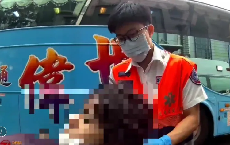 爆乳姊被綁上擔架，還頻頻抬頭看周邊狀況。翻攝畫面
