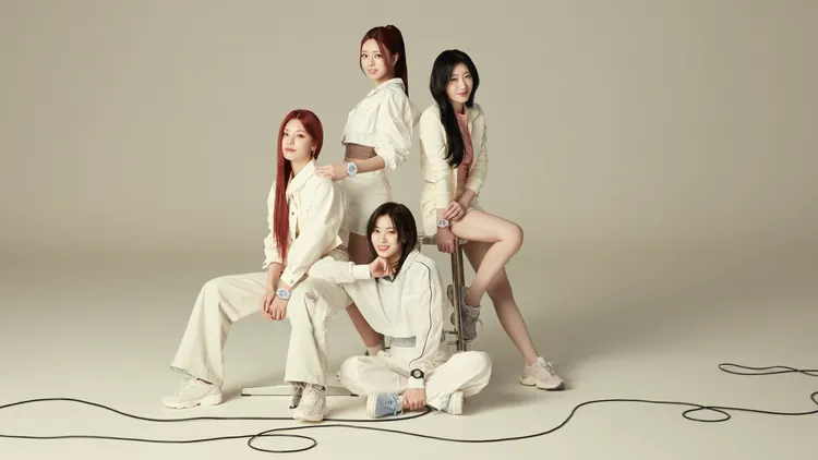 ITZY在形象照中換上簡約白色服裝當起清新少女。品牌提供