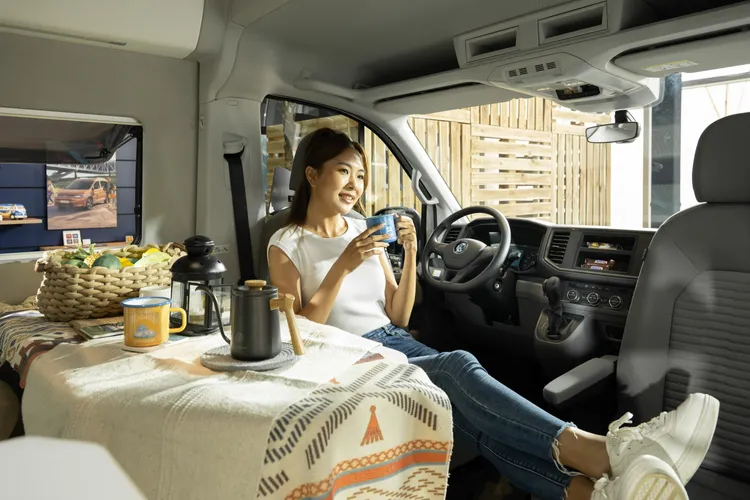 6,836mm x 2,040mm x 2,839mm (長寬高)的超大車身尺寸，更結合1,970mm挑高車室高度，可容納更多車宿所需要的實用配備。業者提供