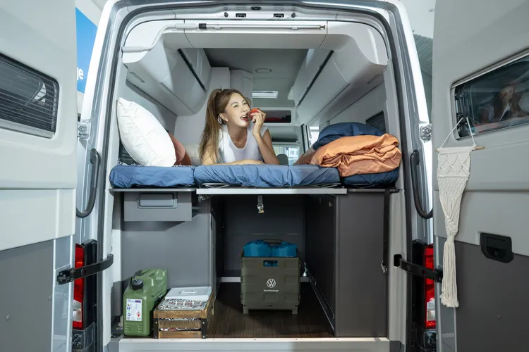 寢室區採用蝶型彈簧加厚軟膠床，其左右側臥床長度分別為2000 mm及1900 mm，及全寛1670 mm，另搭配高強度支撐碟型彈簧設計。業者提供