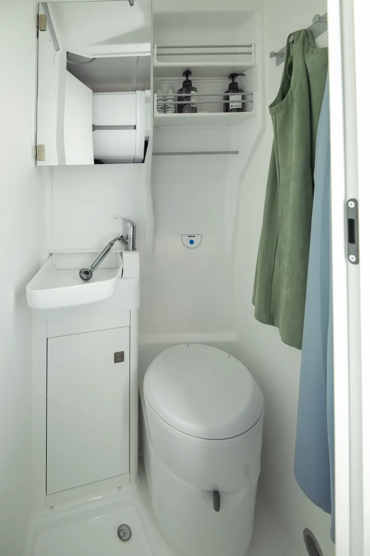 獨立衛浴空間及設備，提供乘員如家一般舒適安心的沐浴時光。業者提供