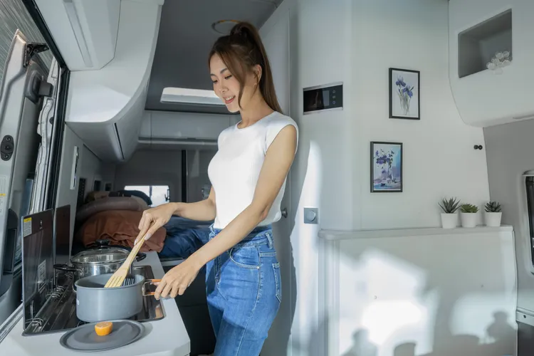 廚房區配置70 公升三層抽屜式多層冰箱，同步搭載雙爐烹飪瓦斯爐、冰箱、流理台等。業者提供