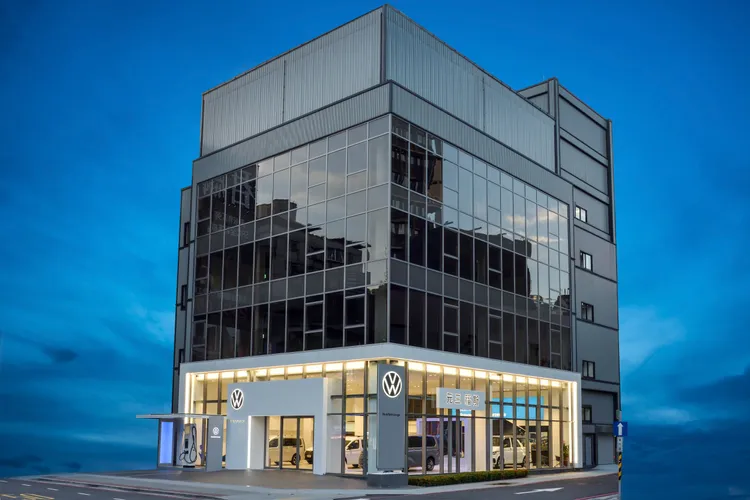 全新中和元三旗艦展示中心坐落於中和精華地段上，佔地160坪挑高舒適的展示空間，以VanLife主題式設計理念，打造出沈浸式賞車體驗。業者提供