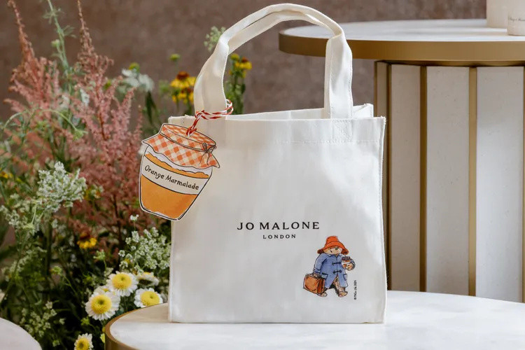 消費滿1萬2000元，會贈送柏靈頓熊托特包、15ml潤膚乳、9ml香水。品牌提供