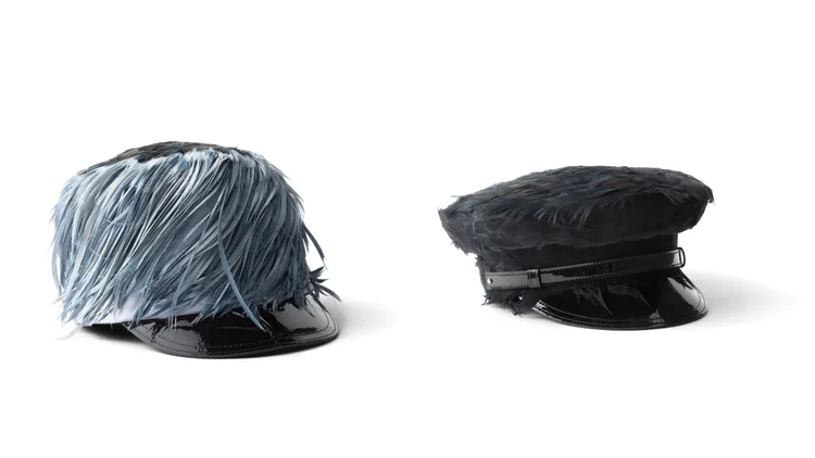 騎兵帽款飾以羽毛細節（左圖）11萬元、軍帽款飾以羽毛細節8萬1000元。品牌提供