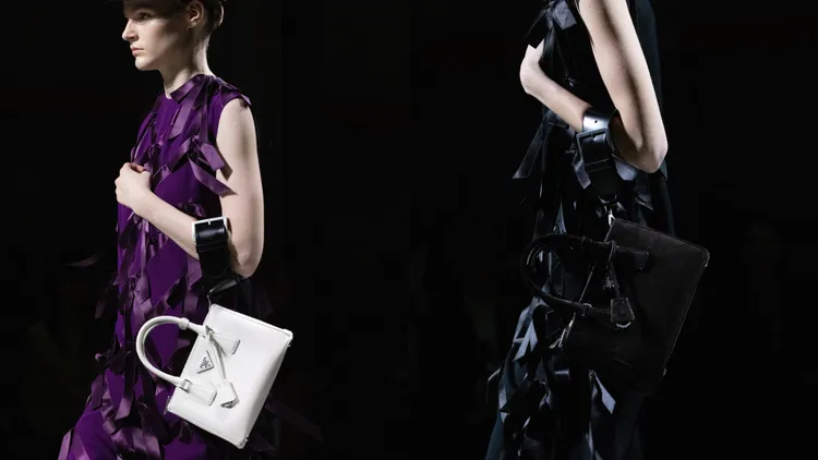 秀上搶眼的包包新拿法，是將類似皮帶的包款扣環設計，掛置於既有包款上，該扣環現也單獨販售。品牌提供