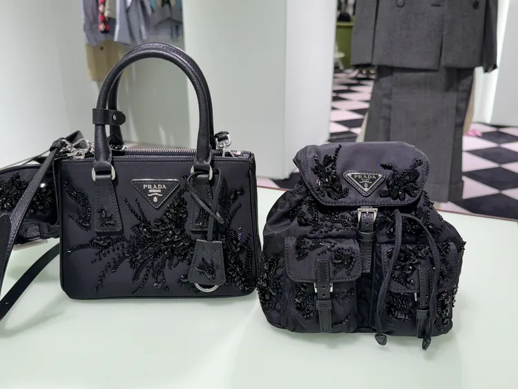 飾以水晶寶石的Re-Nylon系列包款。張家玲攝