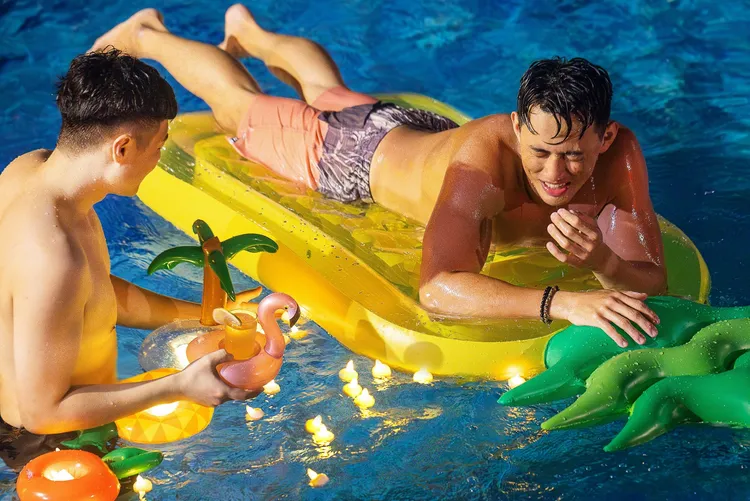 整個暑假就到長榮鳳凰從早玩到晚!戶外泳池區無限量供應免費點心，夜晚還有漂浮飲料BAR與輕音樂，超放鬆。業者提供