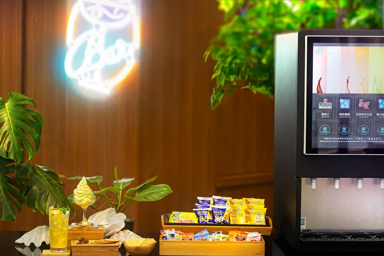 改造後的度假風室內SPA水區吧台，提供多樣化自助飲料BAR及點心、冰品。業者提供