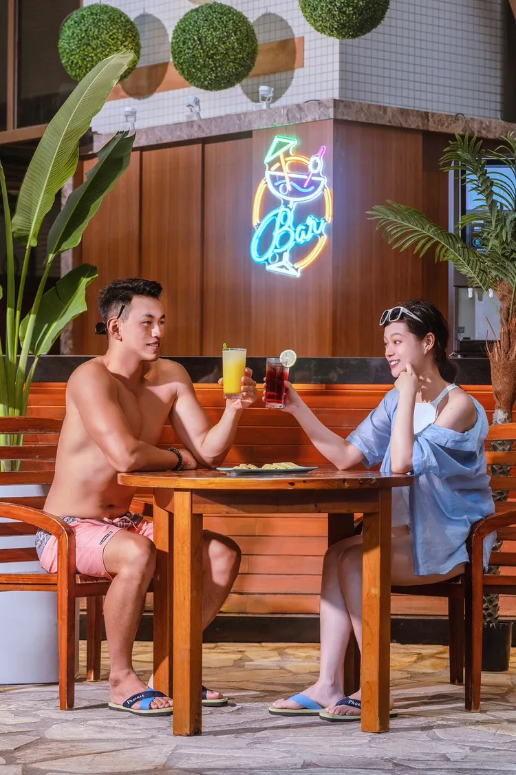 室內SPA水區吧台，提供多樣化自助飲料BAR及點心、冰品，享受悠閒慵懶的度假時光。業者提供